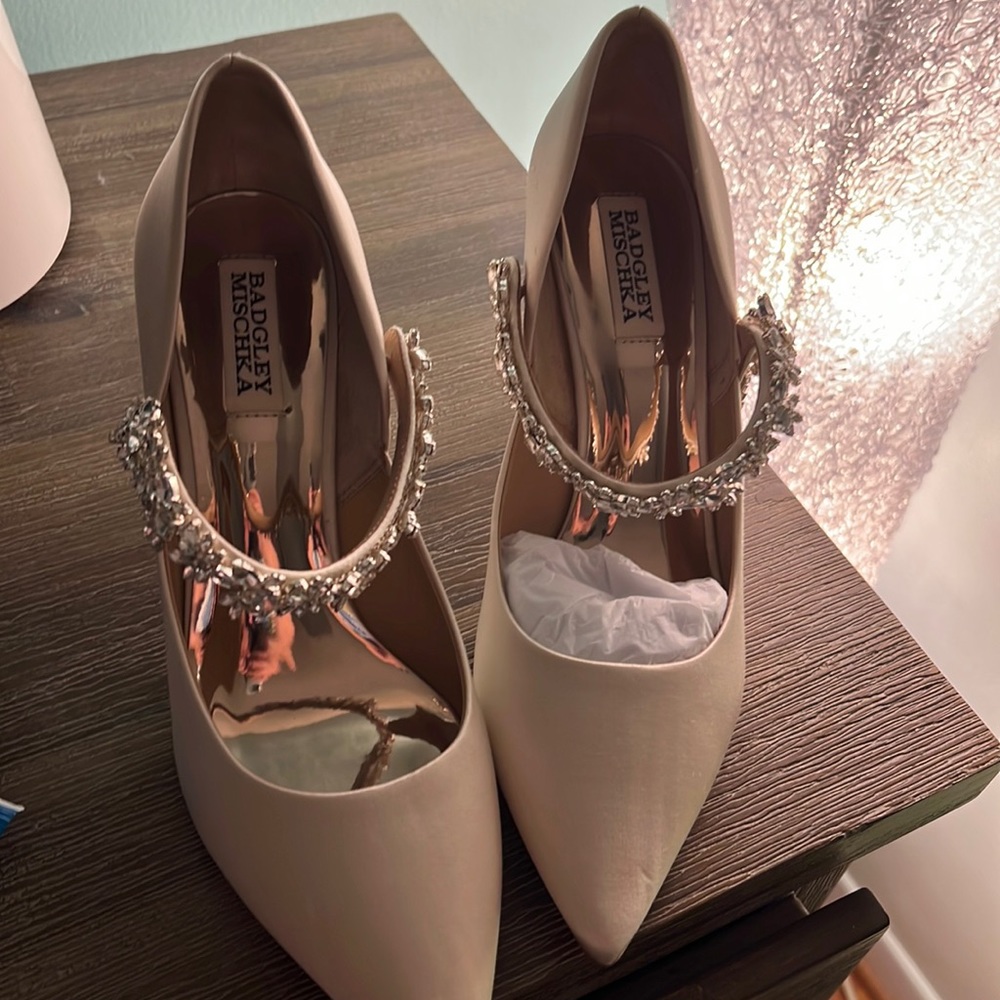 Badgley Mischka off white/beige shoes.